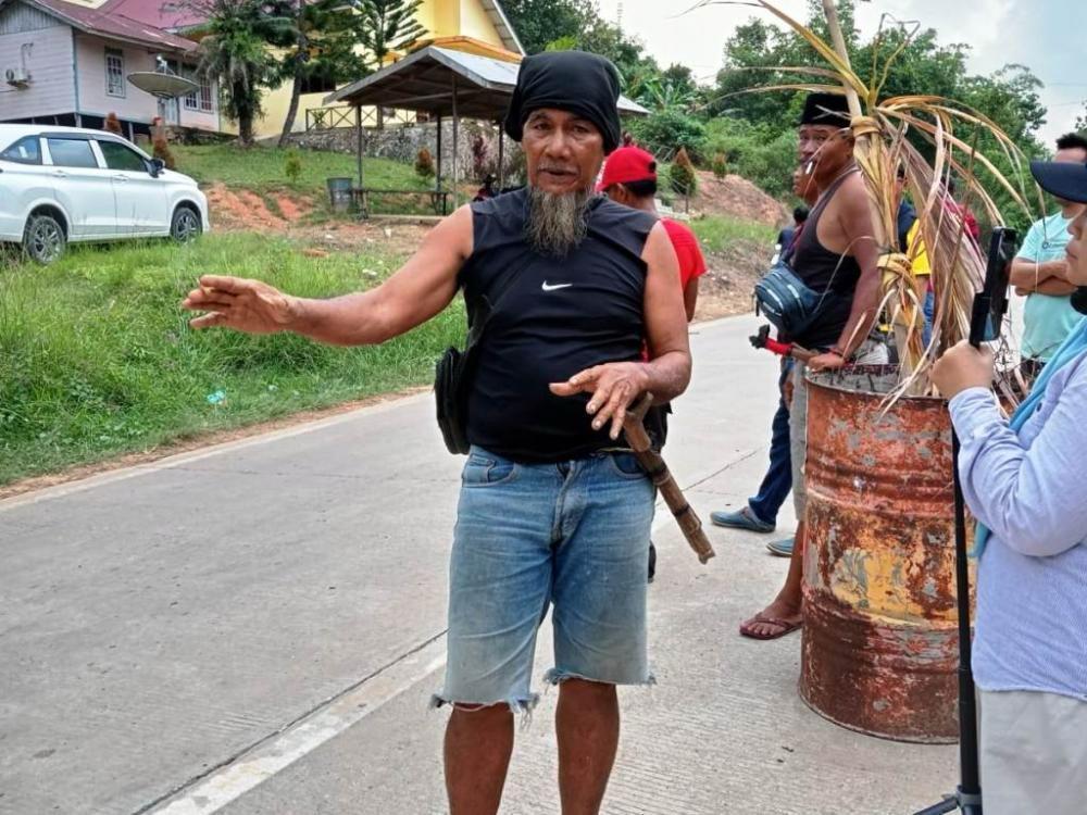 Mendiang Paman Russel, saat berjaga di posko penolak hauling pada 2024 kemarin. Sebuah serangan OTK pada Jumat subuh,15 November 2024, menewaskan Russel. (Dok. Istimewa)
