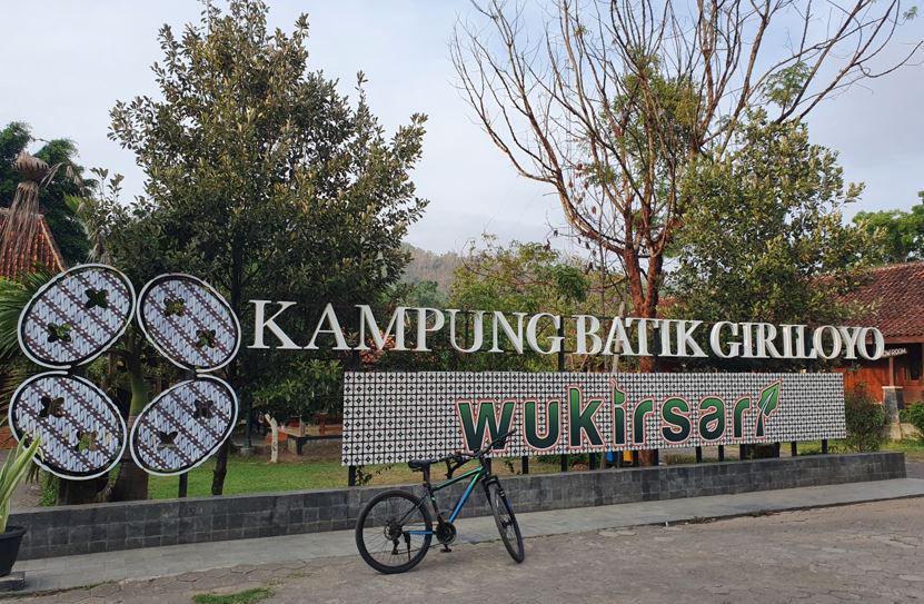 Tulisan penanda di Kampung Batik Giriloyo, Desa Wisata Wukirsari, Bantul, Yogyakarta. (Foto: Juragan Erwan)
