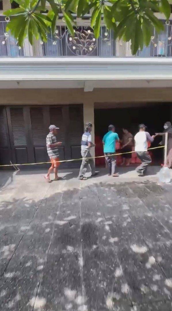 potret Inul bagi-bagi sembako di kampung halaman (instagram.com/inul.d)