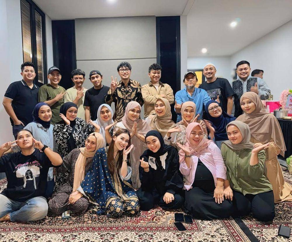 Ayu Ting Ting buka bersama sepupu-sepupunya (Instagram.com/ayutingting92)