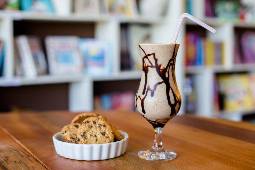 Ilustrasi makanan Frappe Coffee with Chocolate Chip Cookies (pexels.com/Felipe Vieira)