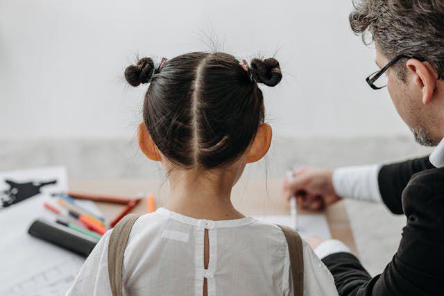 Ilustrasi seorang anak ayah dan seorang anak perempuan (Pexels.com/Pavel Danilyuk)
