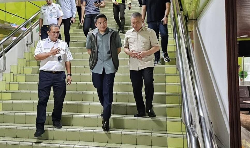 Teddy Ikut Menhub Tinjau Kesiapan Mudik Lebaran di Stasiun Gambir