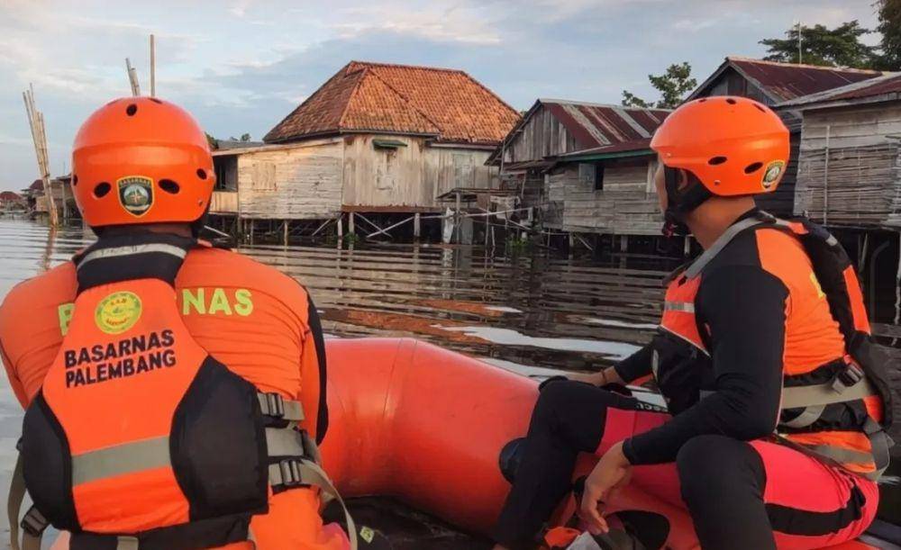 Tim SAR terus melakukan upaya pencarian di Sungai Komering. (Dok. Basarnas Palembang)