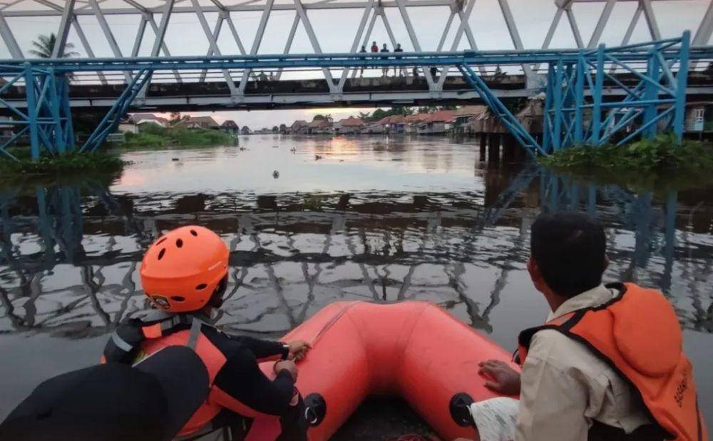 Tim SAR terus melakukan upaya pencarian di Sungai Komering. (Dok. Basarnas Palembang)