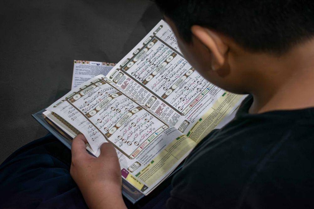ilustrasi membaca Al Qur'an (unsplash.com/Masjid Pogung Dalangan)