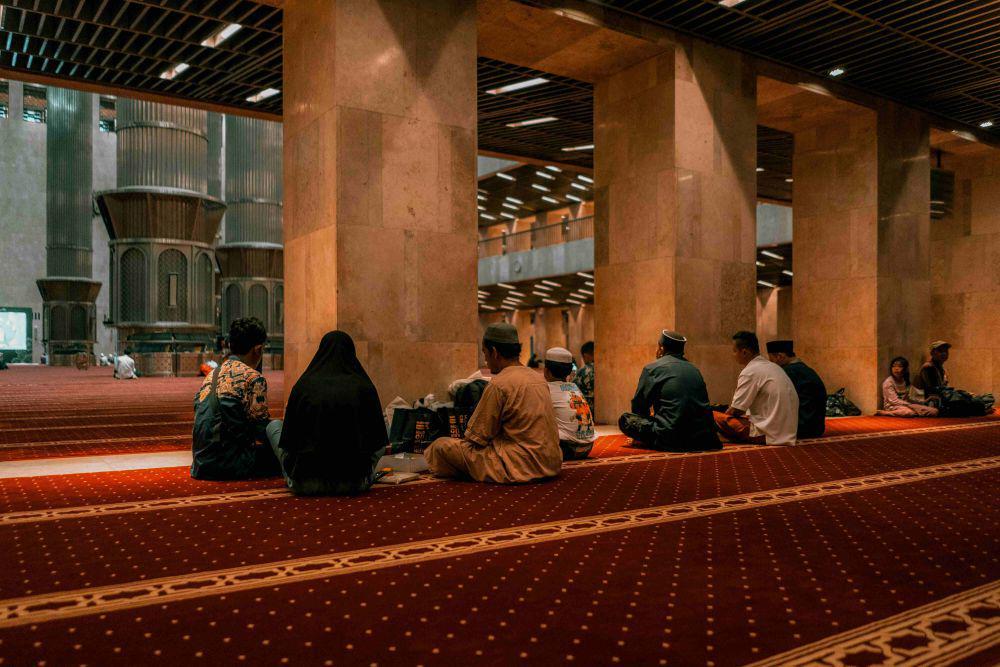 7 Strategi Menjaga Kekhusyukan Iktikaf di Masjid yang Ramai