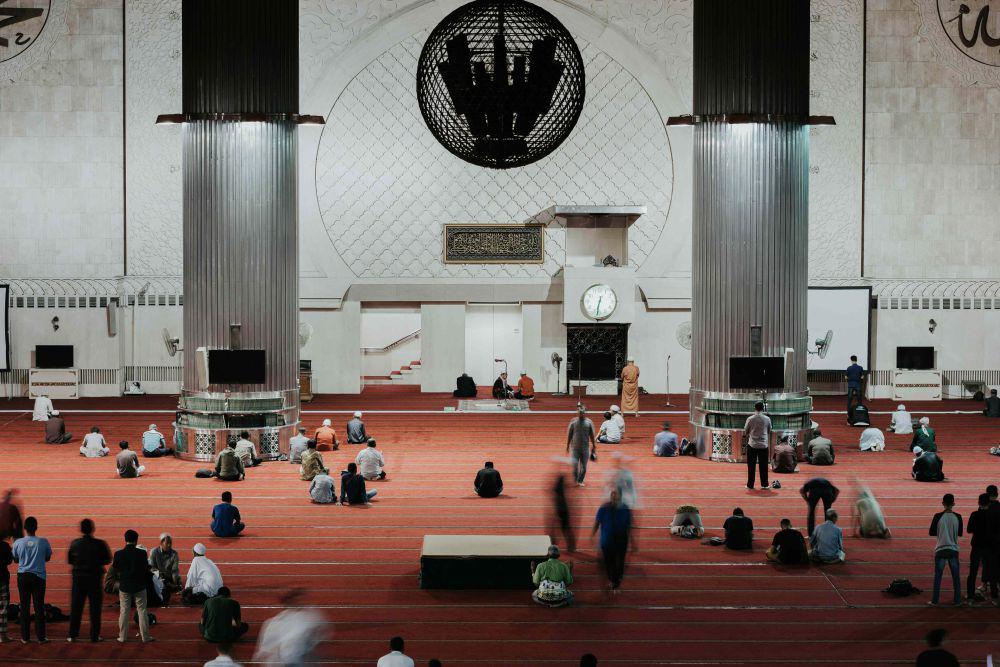8 Kiat Jitu Menghindari Kantuk Saat Iktikaf Malam di Masjid