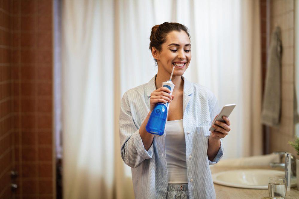 5 Rekomendasi Water Flosser untuk Bersihkan Gigi, Praktis!