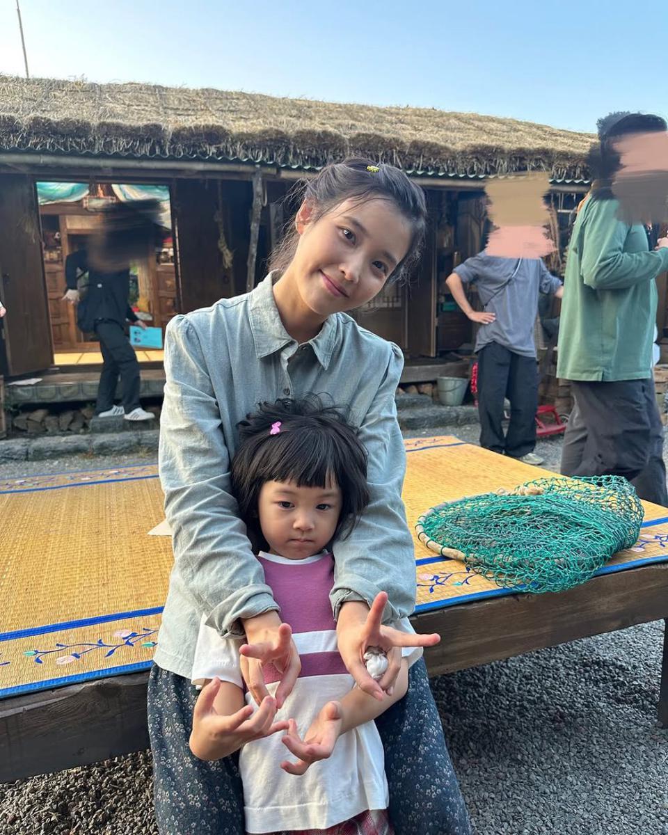 momen IU dan putrinya di balik layar When Life Gives You Tangerines (instagram.com/rin_190219)