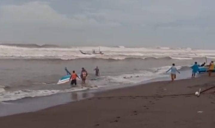 Kapal nelayan Pantai Depok Bantul Karam usai dihantam gelombang pasang.(Dok.Istimewa)