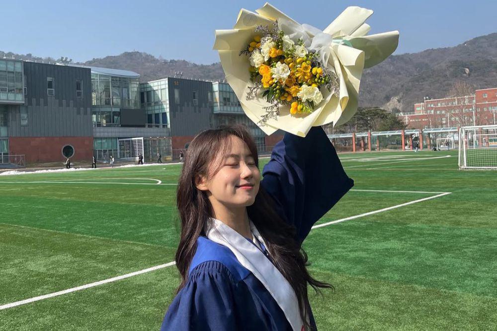 7 Potret Wisuda Aktris Study Group Yoon Sang Jeong, Sarjana Hukum