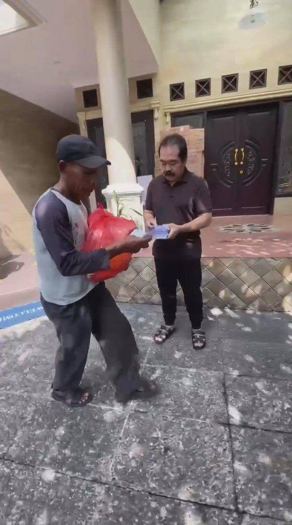 potret Inul bagi-bagi sembako di kampung halaman (instagram.com/inul.d)