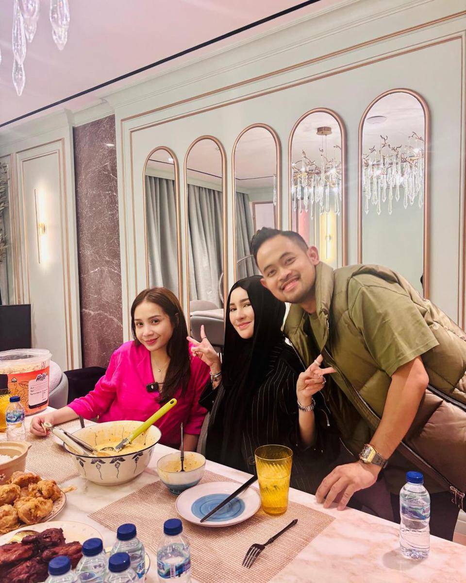 potret Raffi Ahmad sahur dengan rekan artis (instagram.com/raffinagita1717)