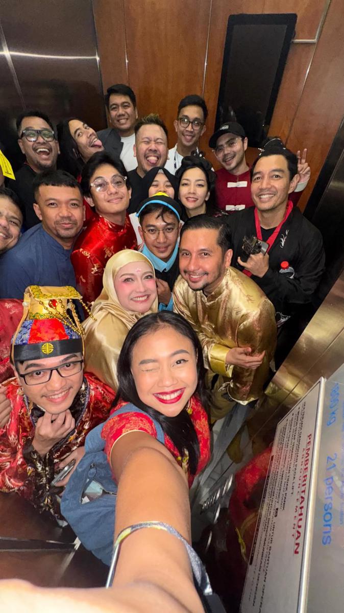 Hesti Purwadinata bukber pakai baju China (instagram.com/hestipurwadinata)