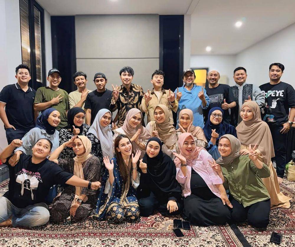 Ayu Ting Ting buka bersama sepupu-sepupunya (Instagram.com/ayutingting92)