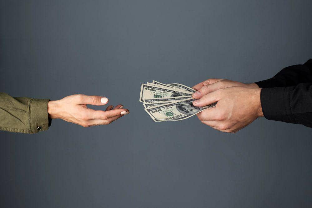 ilustrasi seseorang membayar zakat fitrah 