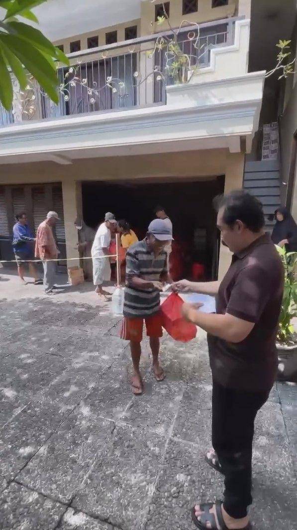 potret Inul bagi-bagi sembako di kampung halaman (instagram.com/inul.d)