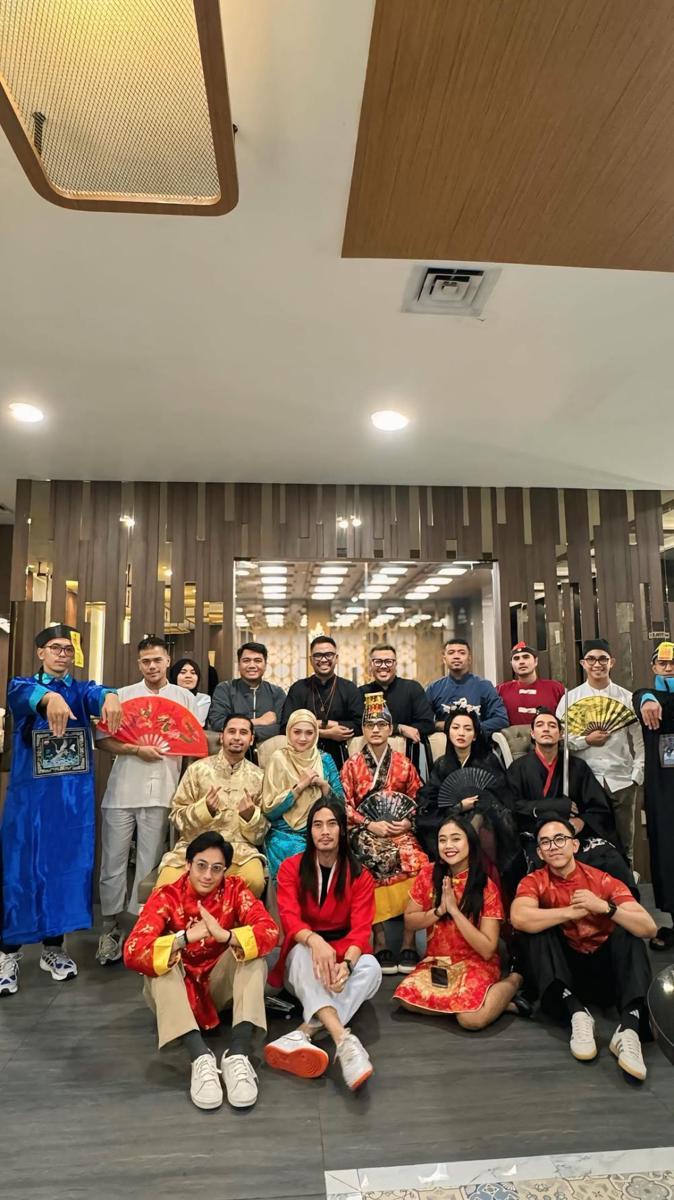 Hesti Purwadinata bukber pakai baju China (instagram.com/hestipurwadinata)