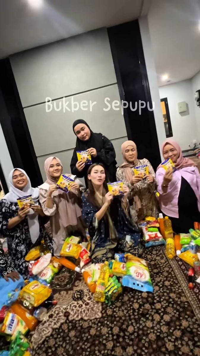 Ayu Ting Ting buka bersama sepupu-sepupunya (Instagram.com/ayutingting92)