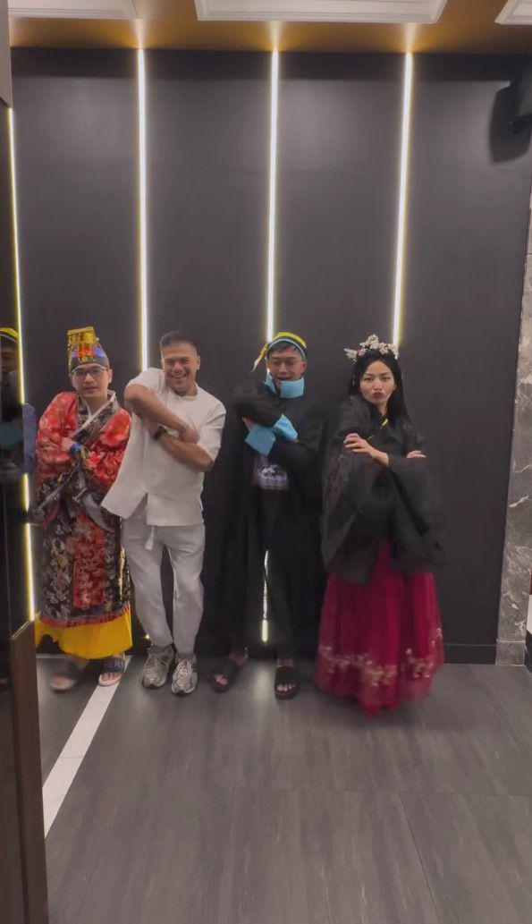 Hesti Purwadinata bukber pakai baju China (instagram.com/hestipurwadinata)