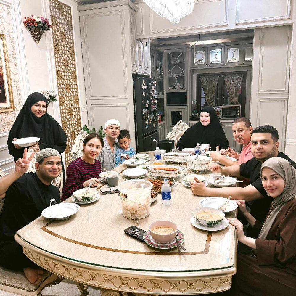 potret Raffi Ahmad sahur dengan rekan artis (instagram.com/raffinagita1717)