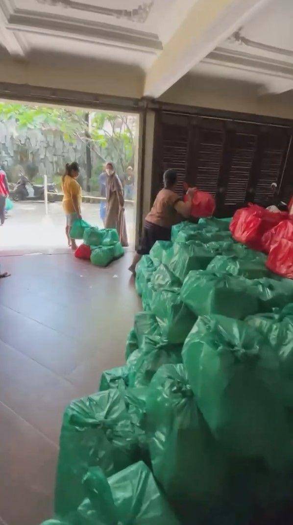 potret Inul bagi-bagi sembako di kampung halaman (instagram.com/inul.d)