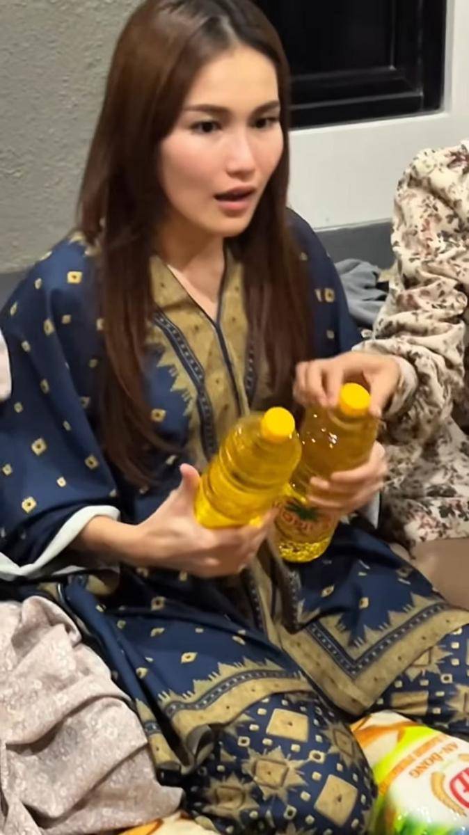 Ayu Ting Ting buka bersama sepupu-sepupunya (Instagram.com/ayutingting92)