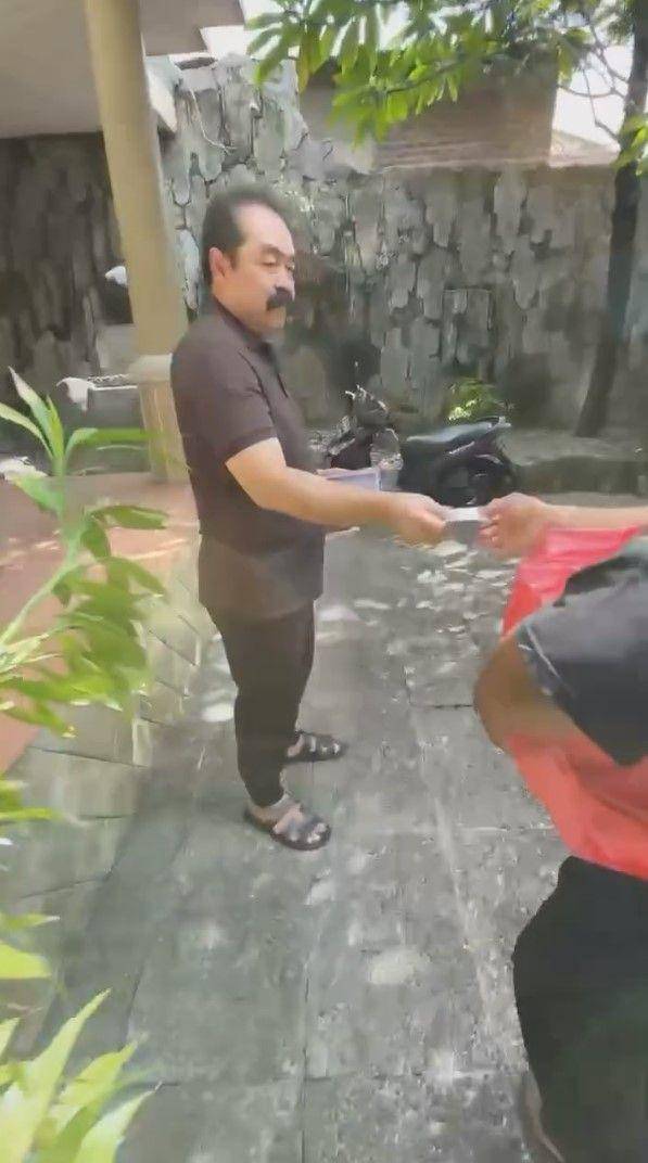 potret Inul bagi-bagi sembako di kampung halaman (instagram.com/inul.d)