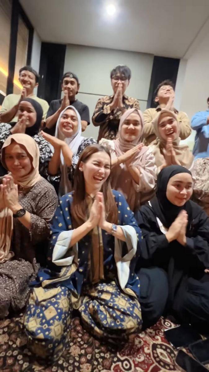 Ayu Ting Ting buka bersama sepupu-sepupunya (Instagram.com/ayutingting92)