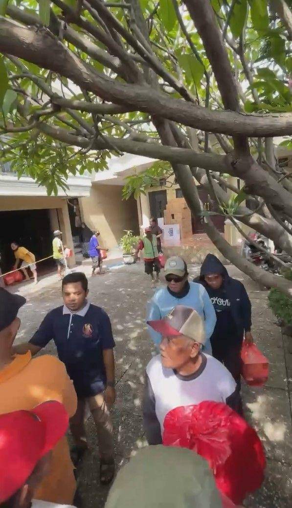 potret Inul bagi-bagi sembako di kampung halaman (instagram.com/inul.d)