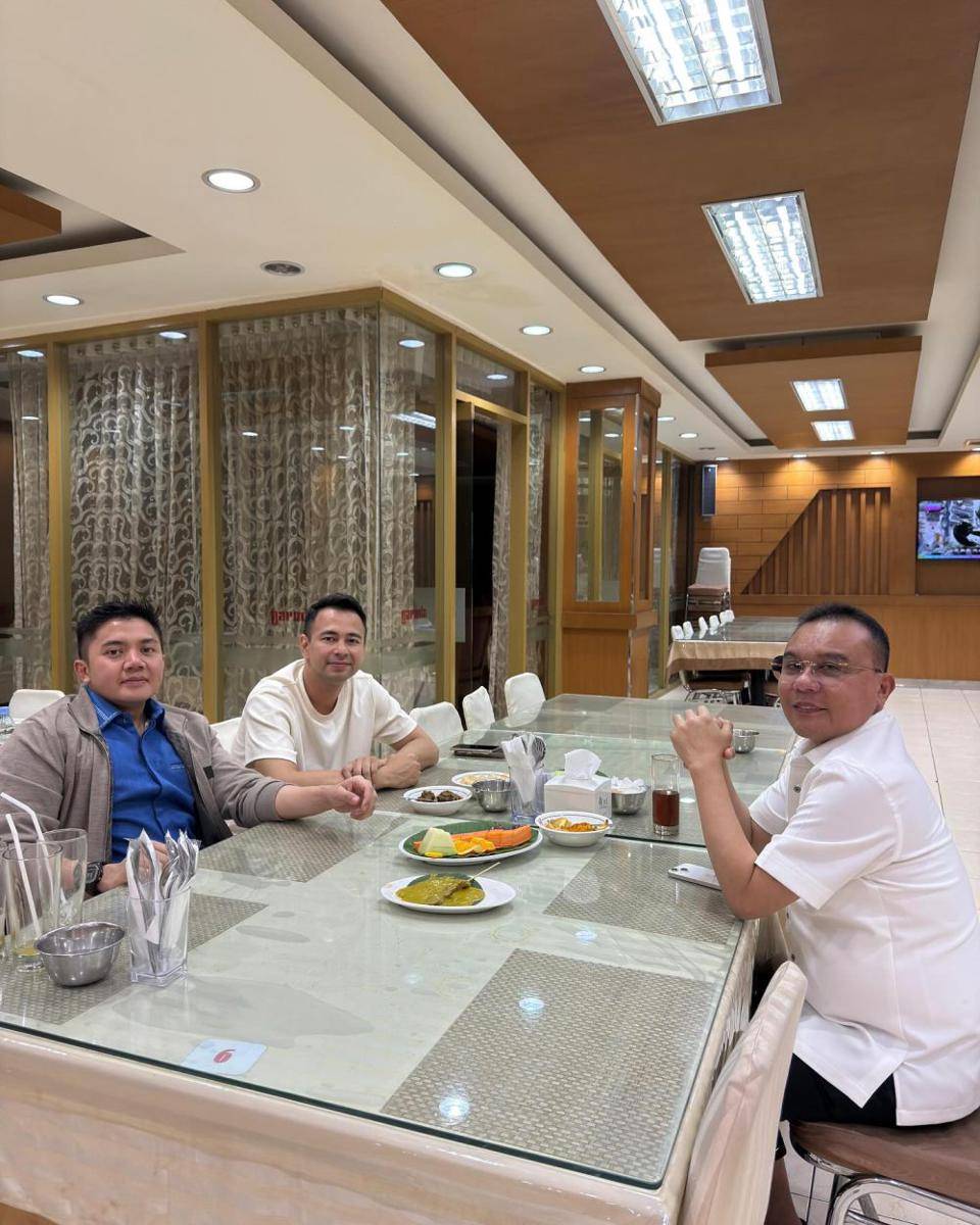 potret Raffi Ahmad sahur dengan rekan artis (instagram.com/raffinagita1717)