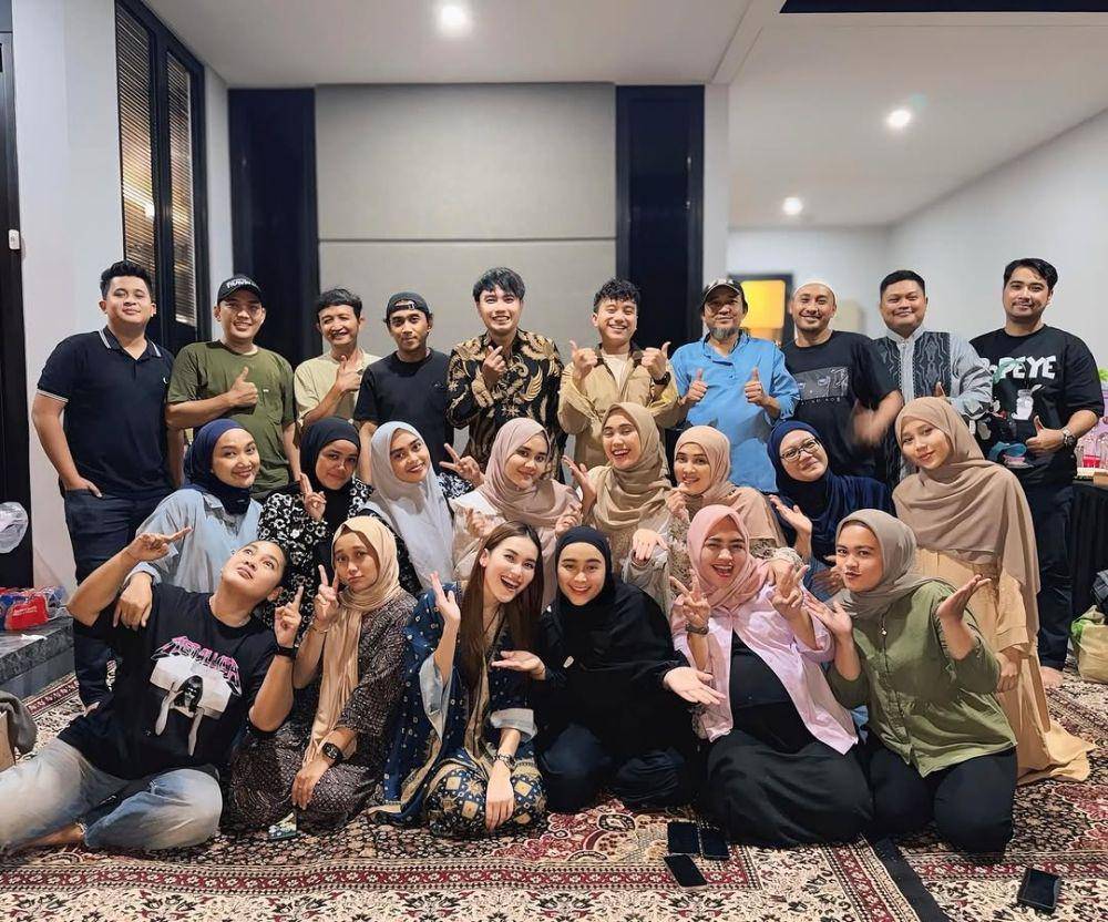 Ayu Ting Ting buka bersama sepupu-sepupunya (Instagram.com/ayutingting92)
