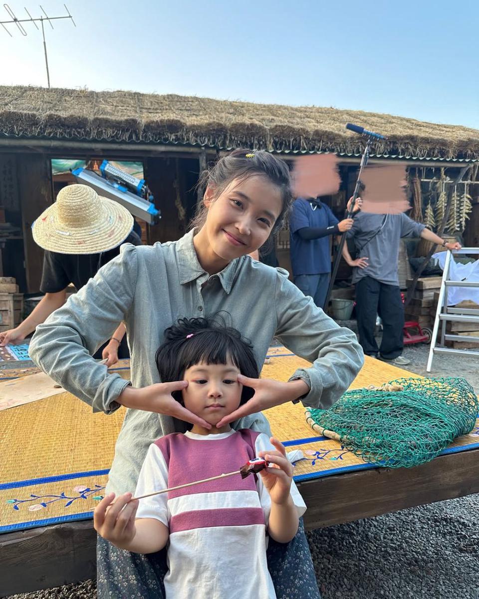 momen IU dan putrinya di balik layar When Life Gives You Tangerines (instagram.com/rin_190219)