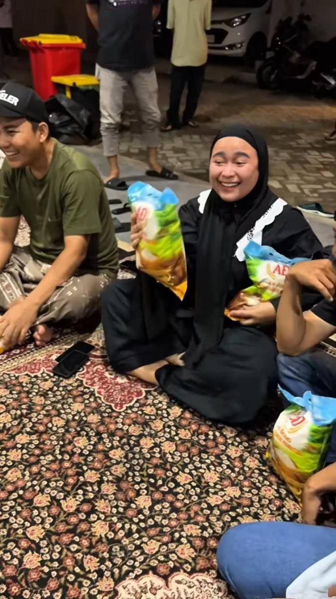 Ayu Ting Ting buka bersama sepupu-sepupunya (Instagram.com/ayutingting92)