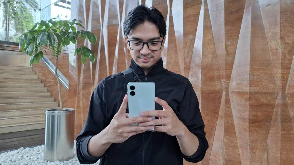 seseorang memegang Samsung Galaxy A06 (news.samsung.com)