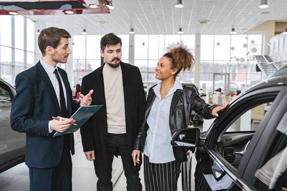 ilustrasi berada di showroom mobil (pexels.com/Antoni Shkraba)