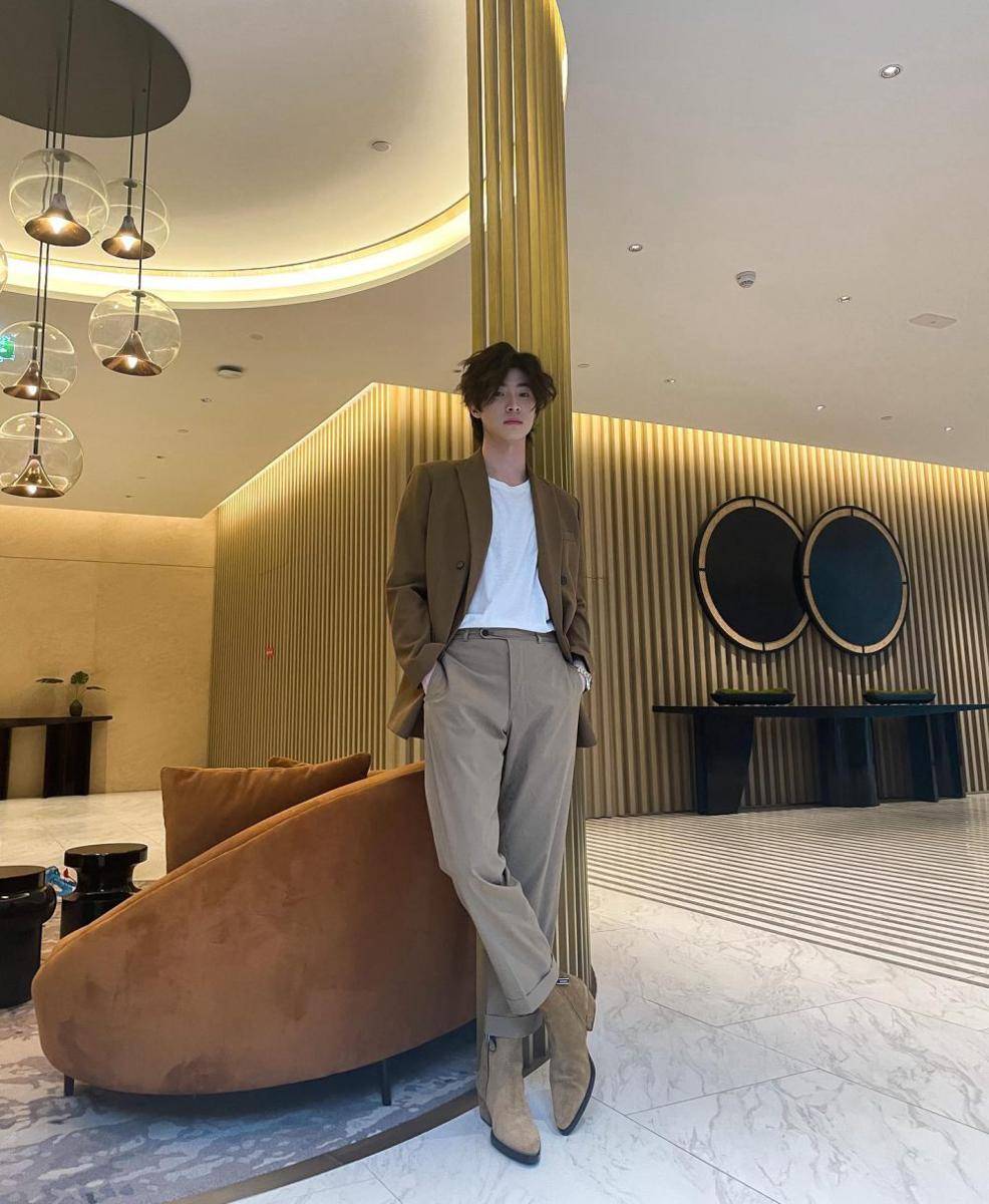 styling blazer ala Blue Pongtiwat (instagram.com/blue_pongtiwat)
