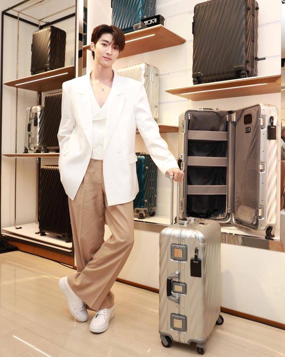 styling blazer ala Blue Pongtiwat (instagram.com/blue_pongtiwat)