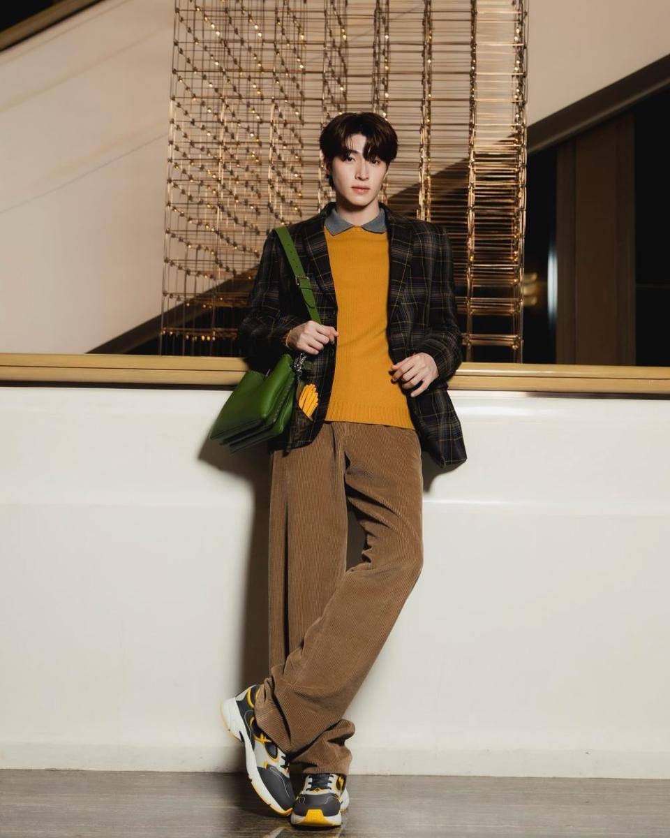 styling blazer ala Blue Pongtiwat (Instagram.com/blue_pongtiwat)