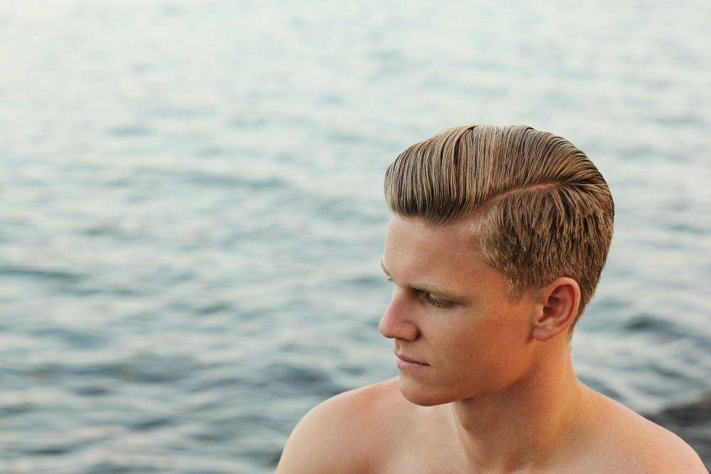 ilustrasi gaya rambut mid fade with quiff (pexels.com/Christopher Campbell)