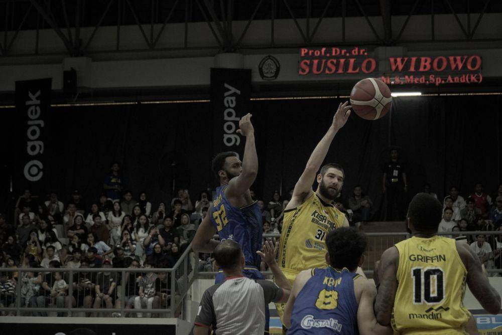 Satya Wacana Salatiga menjamu Kesatria Bengawan Solo pada laga lanjutan Indonesian Basketball League (IBL) 2025 di GOR Susilo Wibowo, Undip Semarang, Jawa Tengah, Sabtu (16/3/2025). (dok. Satya Wacana Salatiga)