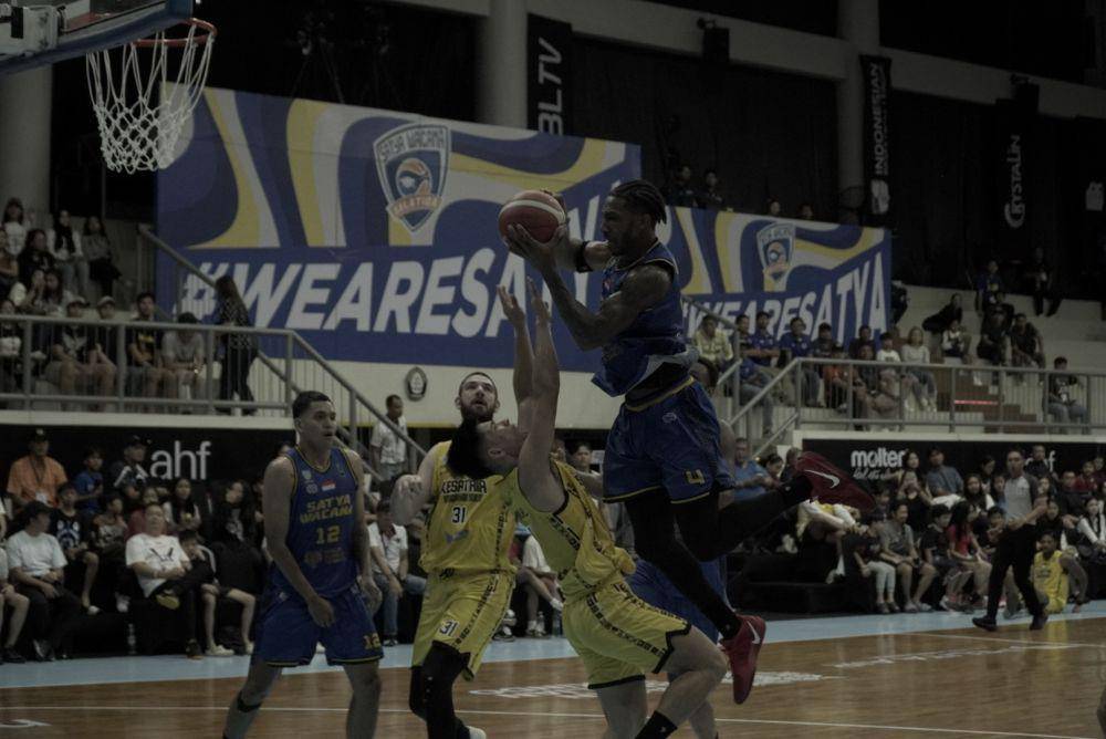 Satya Wacana Salatiga menjamu Kesatria Bengawan Solo pada laga lanjutan Indonesian Basketball League (IBL) 2025 di GOR Susilo Wibowo, Undip Semarang, Jawa Tengah, Sabtu (16/3/2025). (dok. Satya Wacana Salatiga)