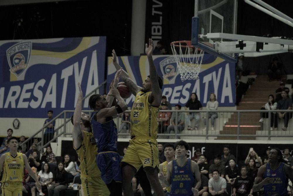 Satya Wacana Salatiga menjamu Kesatria Bengawan Solo pada laga lanjutan Indonesian Basketball League (IBL) 2025 di GOR Susilo Wibowo, Undip Semarang, Jawa Tengah, Sabtu (16/3/2025). (dok. Satya Wacana Salatiga)