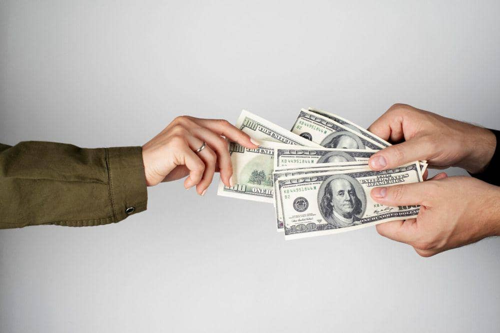 ilustrasi seseorang membayar zakat fitrah (freepik.com/freepik)