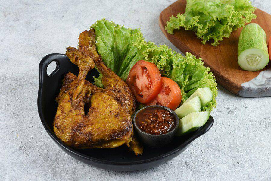 Ayam goreng bumbu santan (freepik.com/Edgunn)