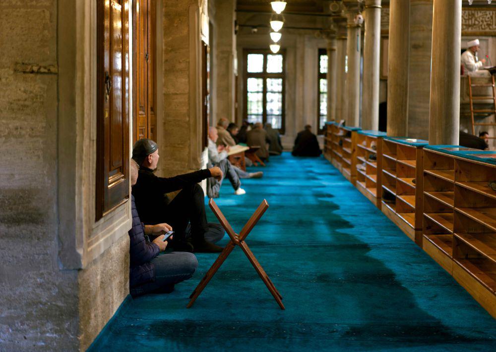 ilustrasi suasana iktikaf di masjid (unsplash.com/Ilker Ozmen)