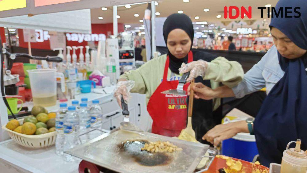 Pedagang kebab di Pasar Ramadan Mal Panakkukang Square melayani pembeli, Minggu (16/3/2025). (IDN Times/Asrhawi Muin)