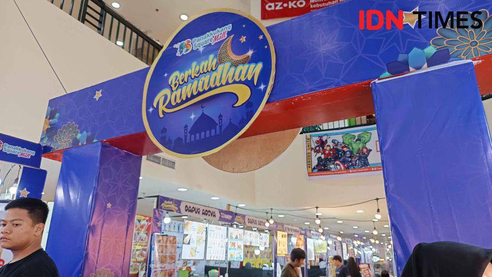 Pasar Ramadan di Mal Panakkukang Square, Makassar,  Minggu (16/3/2025). (IDN Times/Asrhawi Muin)