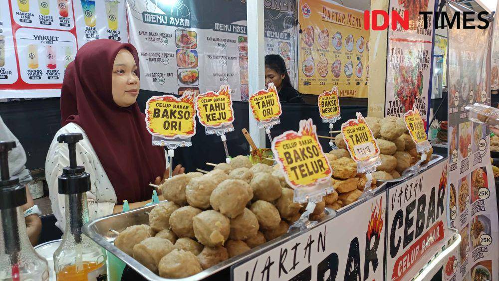 Pedagang bakso bakar di Pasar Ramadan Mal Panakkukang Square sibuk menyiapkan dagangannya, Minggu (16/3/2025). (IDN Times/Asrhawi Muin)